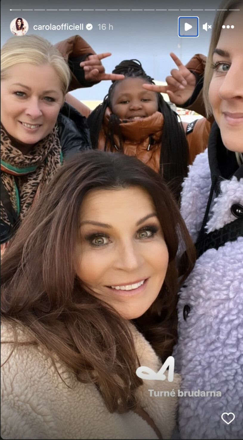 Ordningen återställd inför att julkonserten intog Göteborg. En bild på Carola Häggkvist och dottern Zoe med två kvinnor från Carolas Instagram med texten: "Turnébrudar"