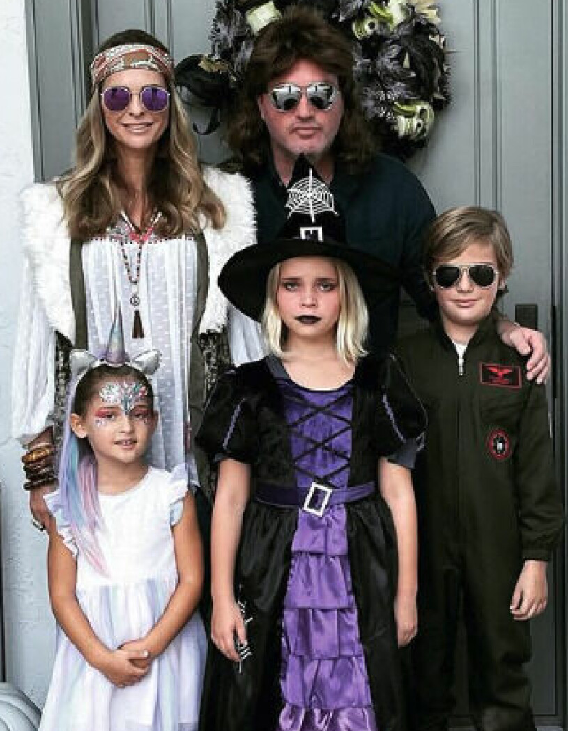 Privatmannen Chris – utklädd till rockstjärna. En bild från familjens Halloweenfirande i höstas. Prinsessan Madeleine och Chris O’Neill med sina barn prinsessan Adrienne, prinsessan Leonore och prins Nicolas på Halloween 2022