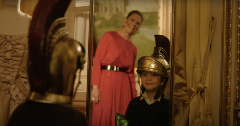 "God jul!", säger en glad prins Oscar i klippet. Prins Oscar på Kungliga Operan i nya videon på kungahusets YouTube