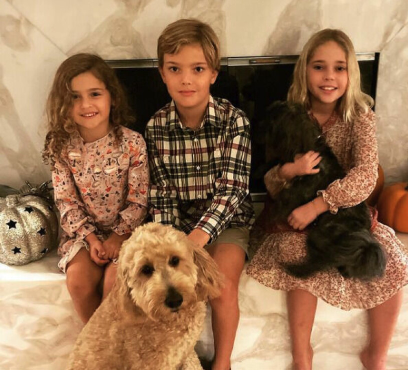 Vilken hundlycka för Madeleines barn. Prinsessan Madeleines barn Adrienne, Nicolas och Leonore med Teddy och Oreo