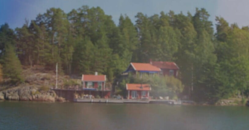 Brygga och hus som TV4 hyr till Renée. Foto: TV4