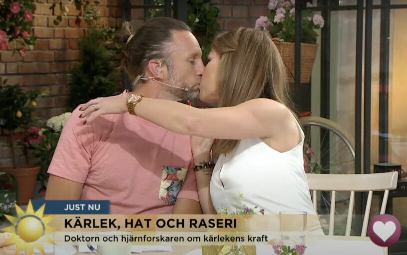 Det gick vilt till! Tilde de Paula Eby och Peter Jidhe kysser varandra i Nyhetsmorgon