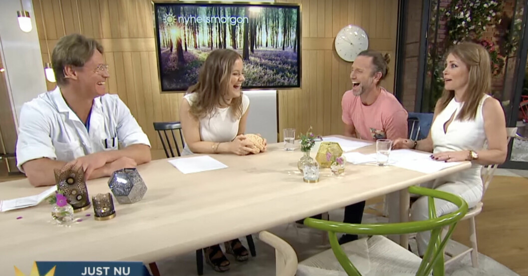 Doktor Mikael, Peter Jidhe och Tilde de Paula Eby skrattar i Nyhetsmorgon efter att de kysst varandra