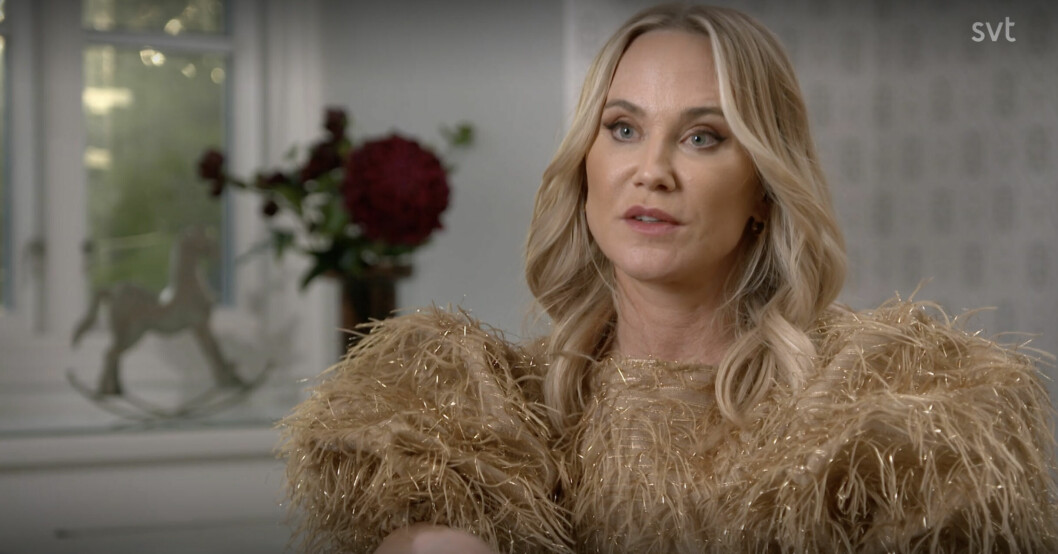 Anja Lundkvist blir väldigt berörd av Pia Johanssons historia i Stjärnorna på slottet. Anja Lundkvist