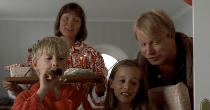 och familjen kommer in och sjunger. Foto: Skärmdump TV4