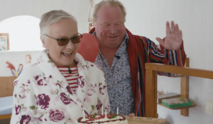 Film-föräldrarna Claes och Beatrice dundrar in i Lottas flickrum. Foto: Skärmdump TV4