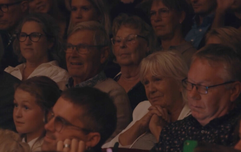 Det var under låten Det stora röda huset, som handlar om morföräldrarnas hus på Lagnö som det brast för Hans och Christina. Hans Wahlgren och Christina Schollin i publiken under Benjamin Ingrossos tv-sända konsert i Konserthuset i Stockholmm
