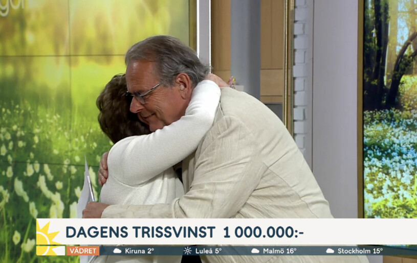 Det rådde fullständig glädjeyra i studion! Steffo Törnquist kramar en trissvinnare i Nyhetsmorgon