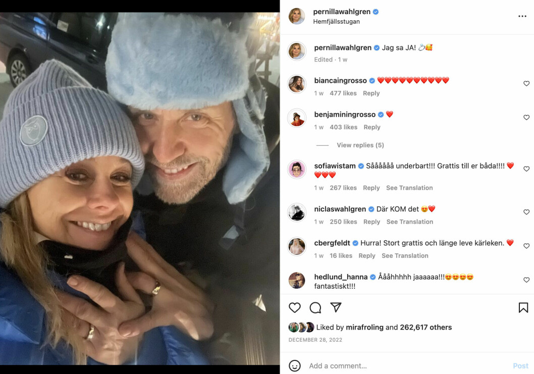 Vilken lycka! Vännerna hyllade såklart paret i kommentarsfältet. Pernilla Wahlgren och Christian Bauer visar upp förlovningsringarna på Instagram