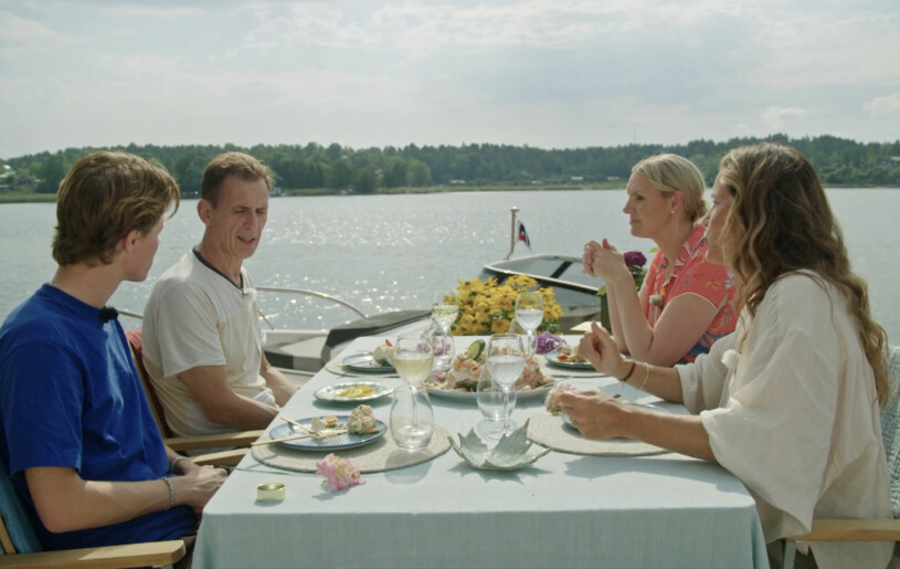 Nu blir det sommarkänsla i rutan. Edvin Ryding, David Lagercrantz, Sanna Nielsen och Renée Nyberg äter mat vid vattnet
