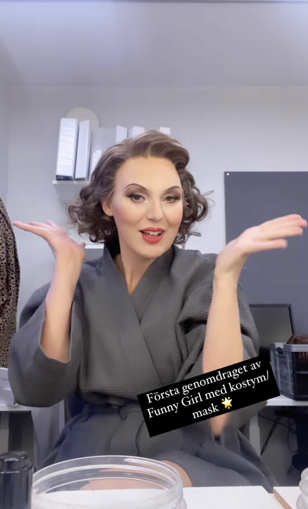 Sanna Nielsen i brun peruk som karaktären Fanny Brice
