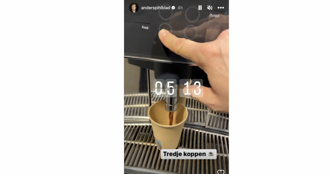 Anders Pihlblad behöver mycket kaffe-energi en tidig morgon som denna! Anders Pihlblad gör en kopp kaffe bakom kulisserna av Nyhetsmorgon