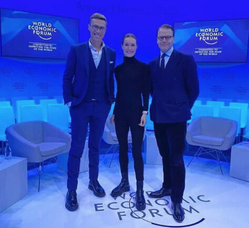 Nordiskt toppmöte när prins Daniel träffade Sanna Marin i mötestäta och mingelglada Davos. Prins Daniel i Davos med Alexander Stubb och Sanna Marin