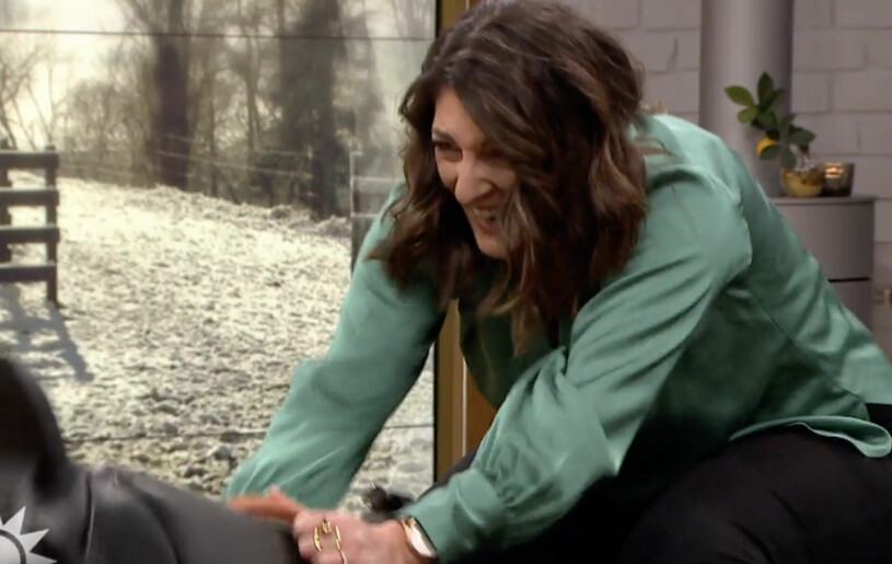 Soraya Lavasani i Nyhetsmorgon på en galoppsimulator skrattandes