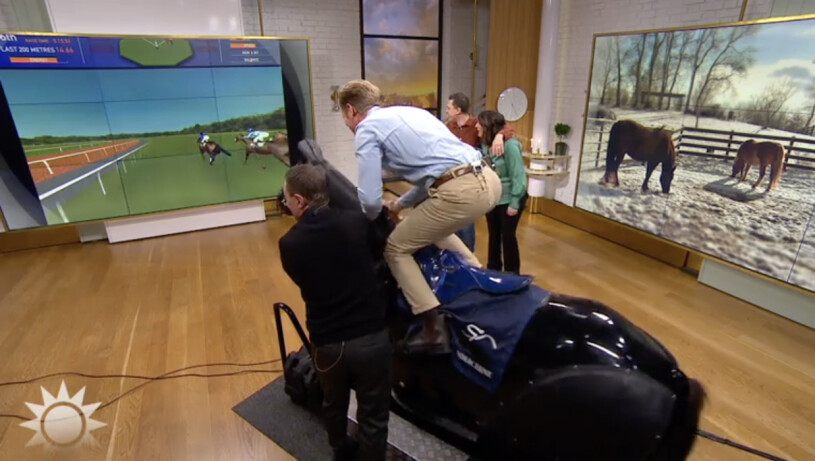Kavajen rök – Martin menar allvar! Martin Järborg testar galoppsimulator i Nyhetsmorgon