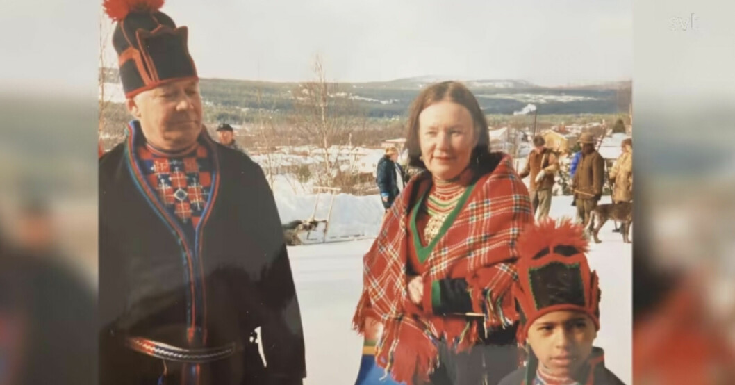 <font style="vertical-align: inherit;"><font style="vertical-align: inherit;"><font style="vertical-align: inherit;">Jon Henrik Fjällgren som barn med pappa Jan och mamma Ulla.</font></font></font> Jon Henrik (till höger i bild) tillsammans med föräldrarna Ulla och Jan.