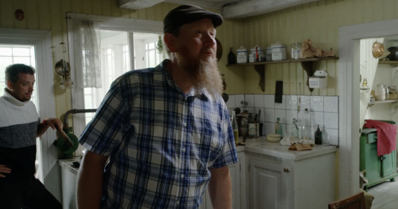 Hans Wincent är alltid noggrann när han överblickar renligheten på gården. Hans Wincent inspekterar städningen på gården