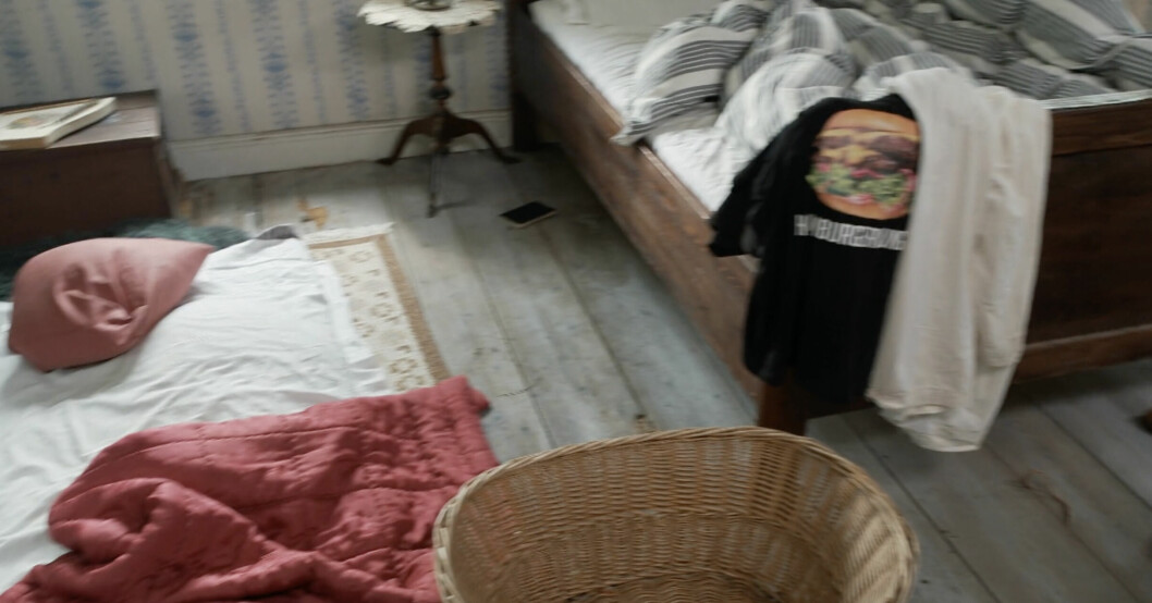 Vid sängen ligger ett föremål som många misstagit för en mobiltelefon. I själva verket är det en bondepraktika, enligt TV4. Mystiskt föremål i storbondestugan