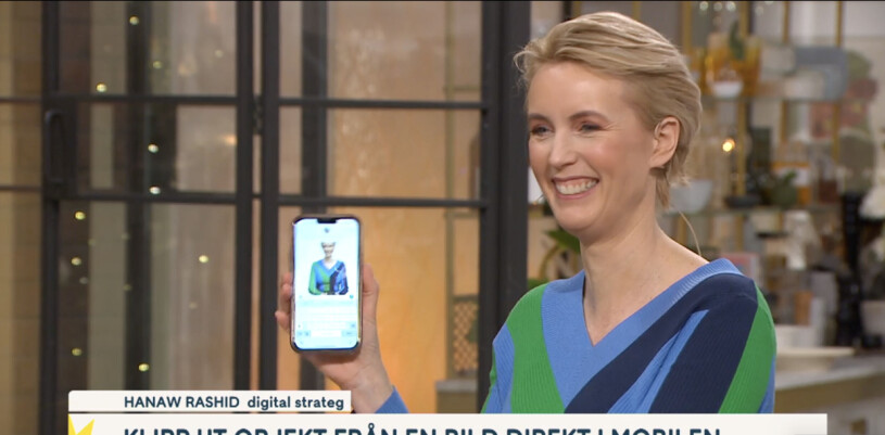 Sms:et till Niklas är iväg! Jenny Strömstedt visar upp sin mobilskärm och skrattar i Nyhetsmorgon