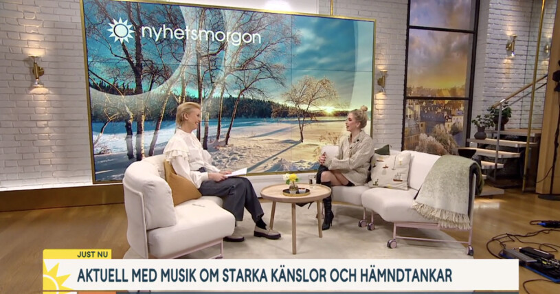 Jenny och Peg skämtade lite om gårdagens intervju. Peg Parnevik och Jenny Strömstedt i Nyhetsmorgon i TV4 lördag 4 februari