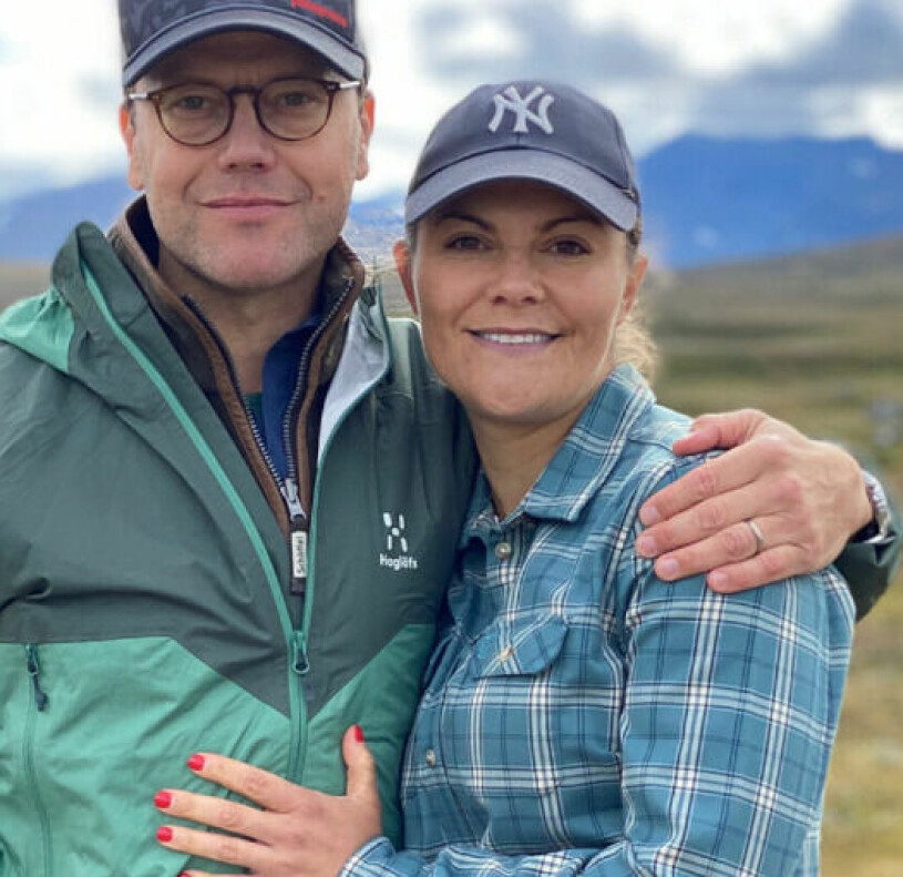 En av alla kärleksfulla bilder som tagits genom åren. Kronprinsessan Victoria och prins Daniel på vandring i svenska fjällen –Jämtlandstriangeln