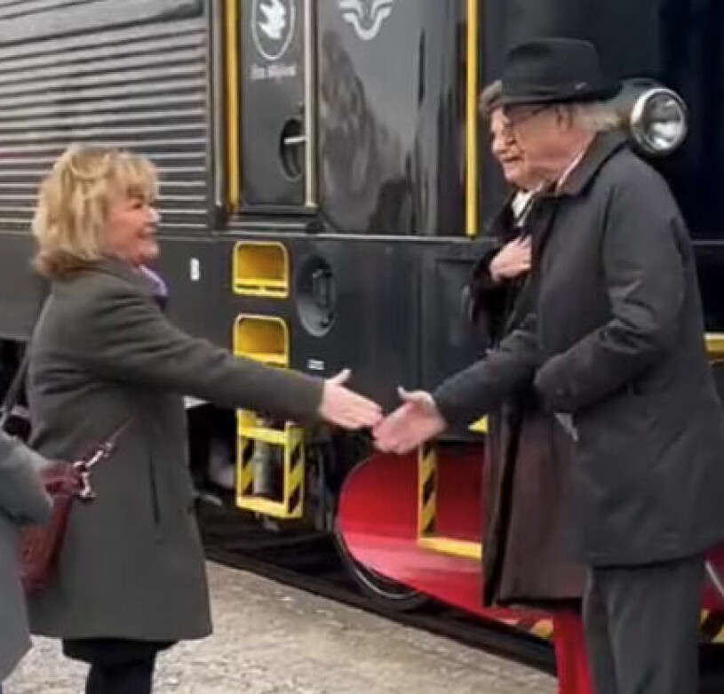 När drottningen valde att inte hälsa med handen. Kungen tvekade dock inte en sekund. Kungen tar landshövding Beatrice Ask i hand men drottning Silvia väljer bort handslaget