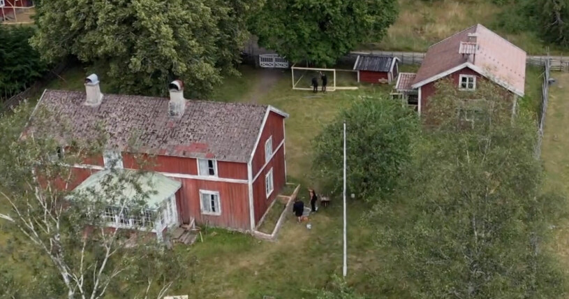 På gården i Skillingaryd ställs de nyblivna bönderna inför tuffa utmaningar. Foto: TV4