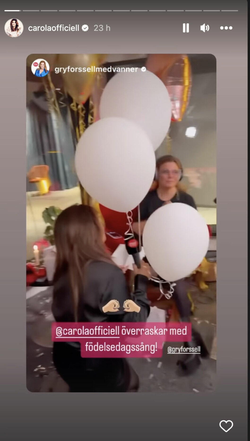 Carola med ballonger och en mikrofon som sjunger för Gry Forsell på hennes födelsedag