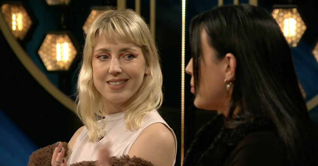 Veronica Maggio förklarar hur kysscenen gick till. Veronica Maggio och Miriam Bryan i Carina Bergfeldt i SVT