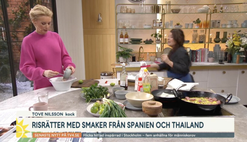 Tove rusar för att stoppa Jenny. Jenny Strömstedt lagar mat i Nyhetsmorgon