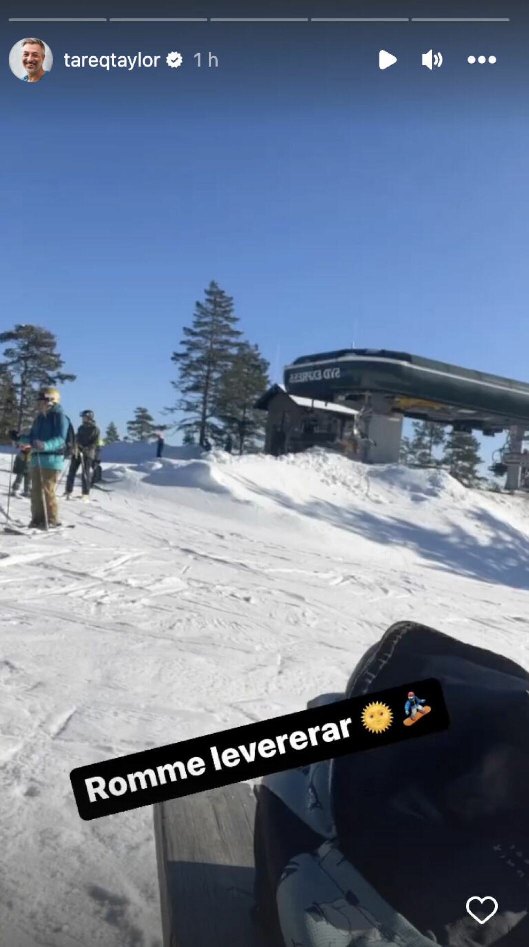 En härligt krispig och solig dag i backen för tv-kocken. En bild från Tareq Taylors Instagram med texten "Romme levererar"
