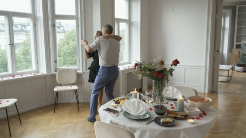 Vilken romantik! Pernilla Wahlgren och Christian Bauer dansar bredvid ett uppdukat bord