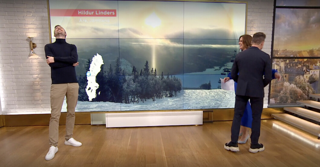 Alla tre utbrast i skratt!