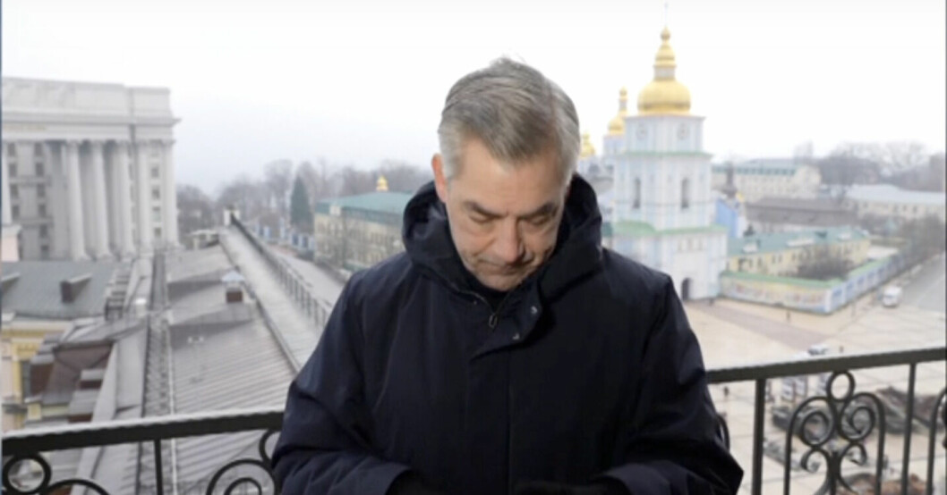 Anders Kraft tvingades avbryta sändningen från Kiev när flyglarmet började ljuda. Anders Kraft i TV4