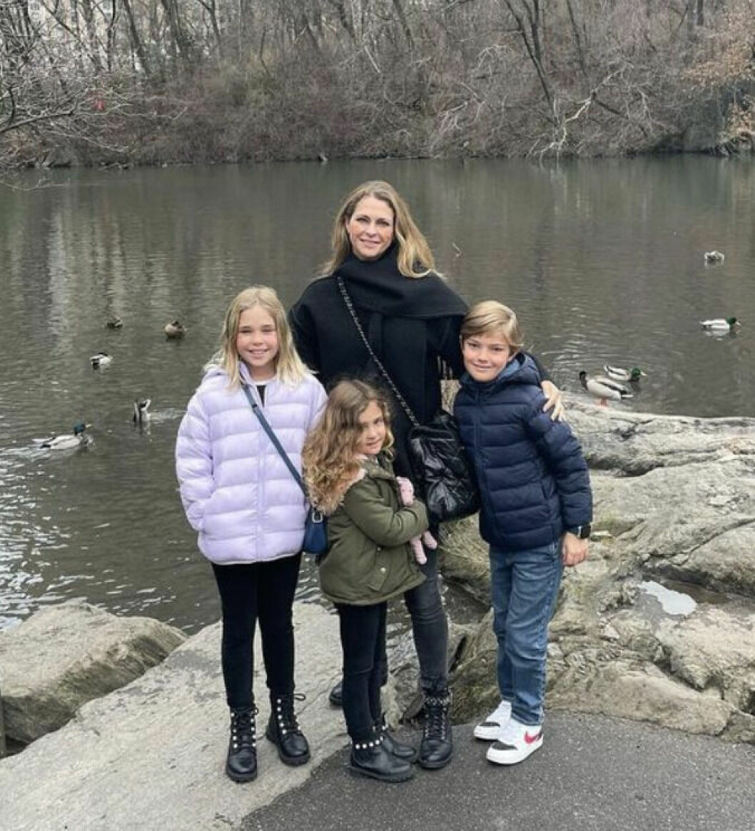 Prinsessan Madeleine med barnen prinsessan Leonore, prinsessan Adrienne och prins Nicolas i Central Park