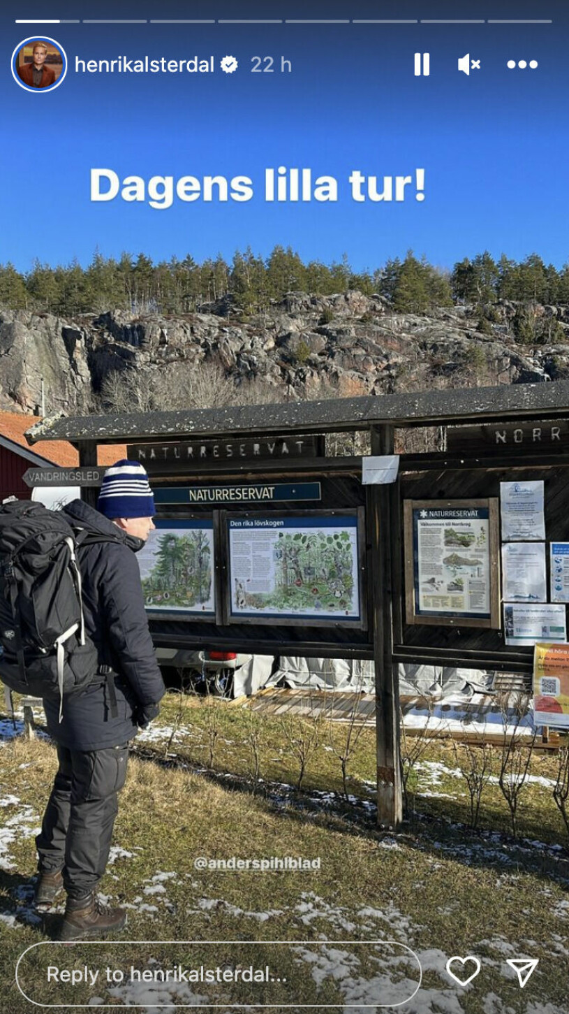 En bild från Henrik Alsterdals Instagram på Anders Pihlblad med vandringskläder utomhus med texten "Dagens lilla tur"