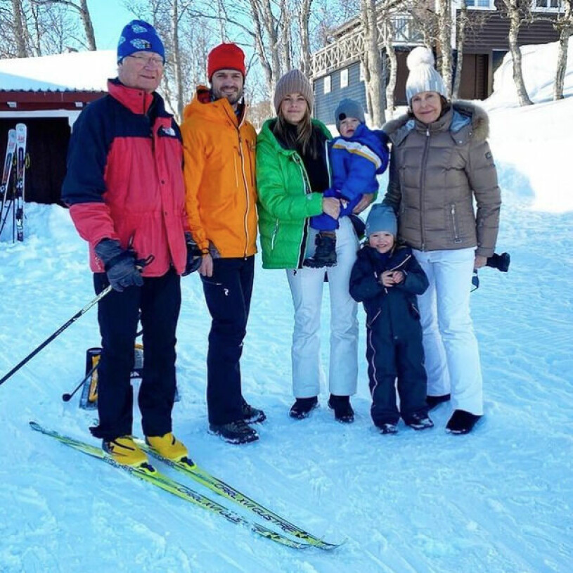 Kungaparet på sportlov med prins Carl Philip och prinsessan Sofia 2020 – bakom skymtar den kungliga fjällstugan. Kungafamiljen framför stugan i Storlien 2020