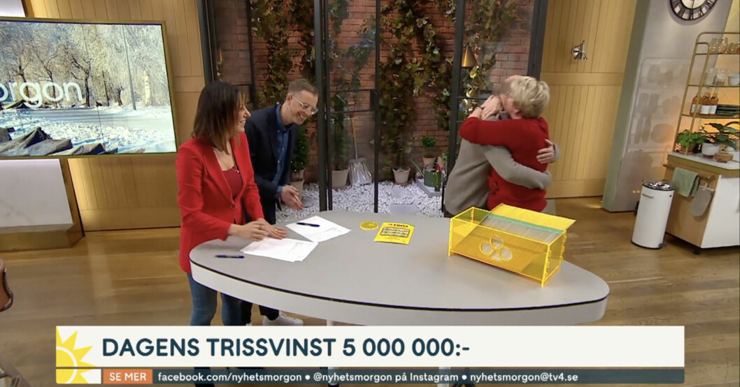 Särbon Britt-Marie stormar studion för att omfamna Håkan. Britt-Marie från Hörby omfamnar Håkan