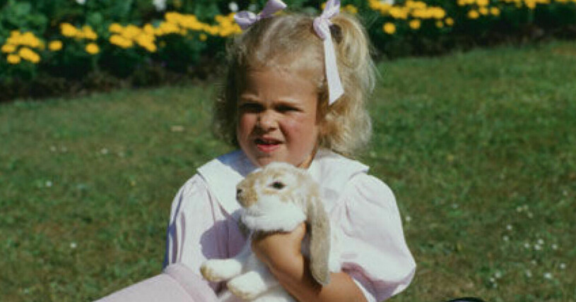 När det begav sig. Prinsessan Madeleine som barn med sin favoritkanin, vars namn är okänt.
