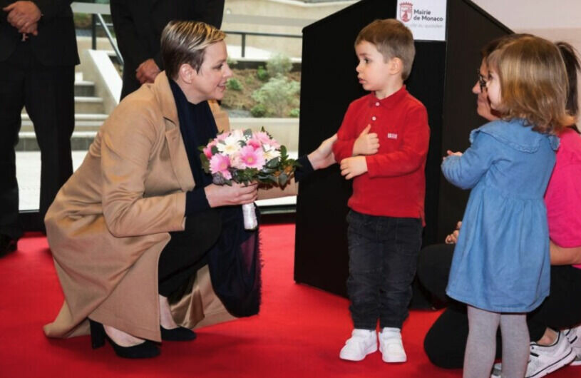 Furstinnan Charlene träffar barn på en förskola i Monaco