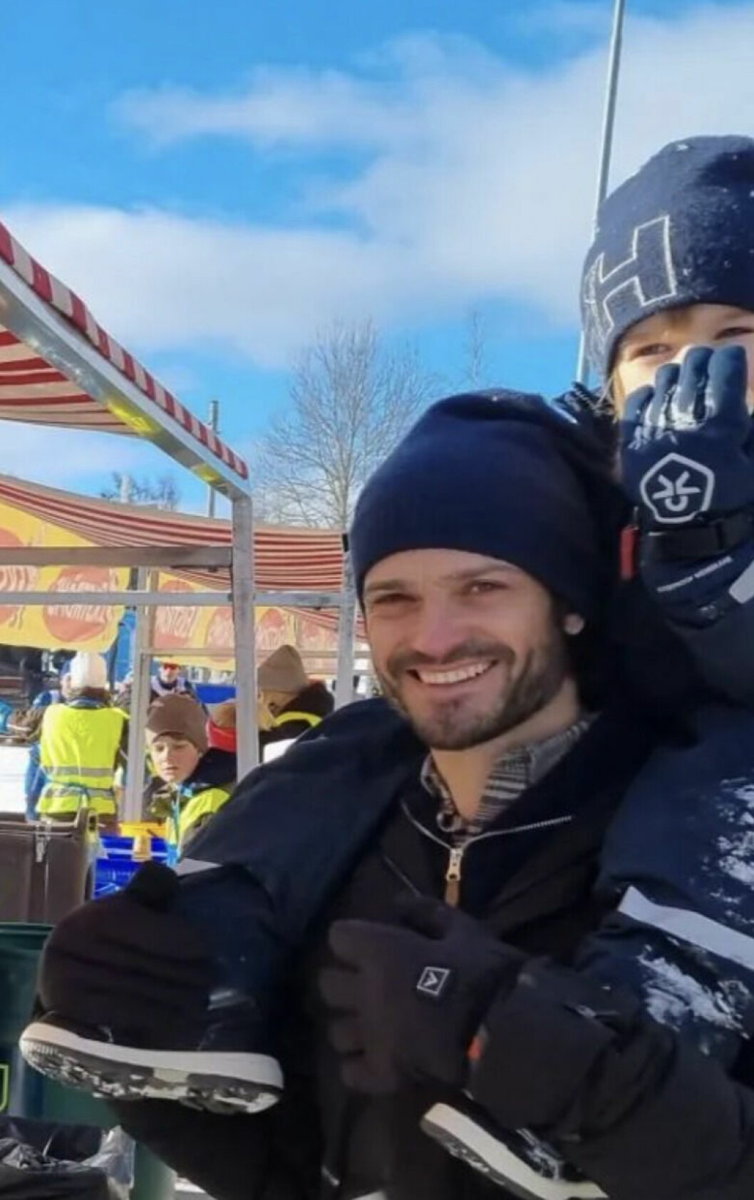 Vem är den kameraskygga prinsen? Prins Carl Philip på Vasaloppet med en av sönerna på axlarna