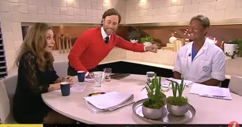 Peter Jihde och Tilde de Paula reagerar på hur solkysst doktor Mikael är. Tilde de Paula och Peter Jihde reagerar på Mikael Sandströms solbränna i Nyhetsmorgon 2014