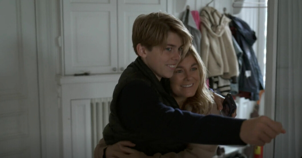 Under husbygget har Theo mest bott hos sin pappa. Pernilla Wahlgren och sonen Theo