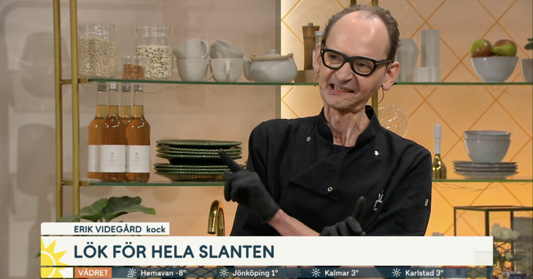 Erik Videgård kan inte understryka sin poäng nog. Erik Videgård håller händerna som ett kryss i Nyhetsmorgon