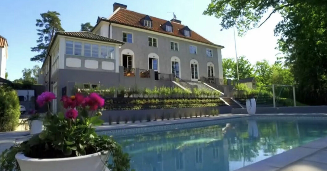 Självklart har Charlotte Perrellis och Anders Jensens villa en enorm pool! Foto: Skärmdump Discovery+/Kanal 5 Charlotte Perrellis och Anders Jensens hus på Djursholm