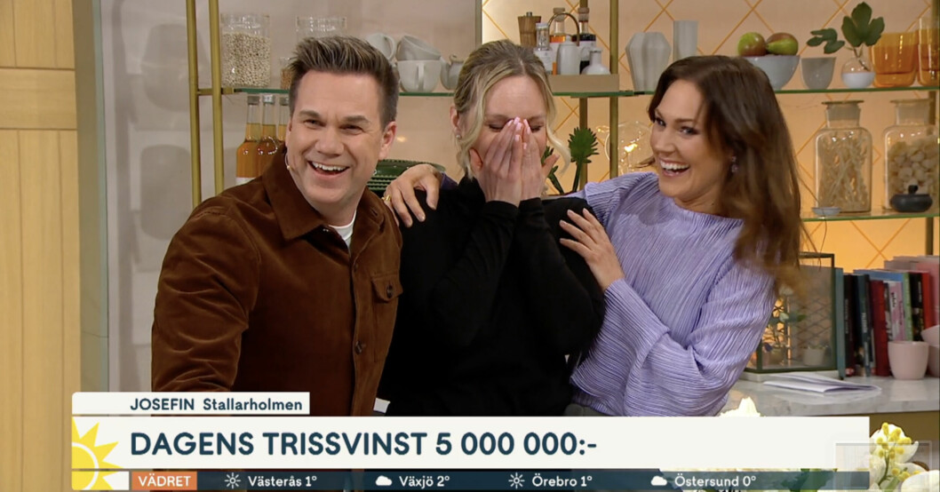 Anders Pihlblad och Maria Forsblom i Nyhetsmorgon håller om gästen som vunnit på triss
