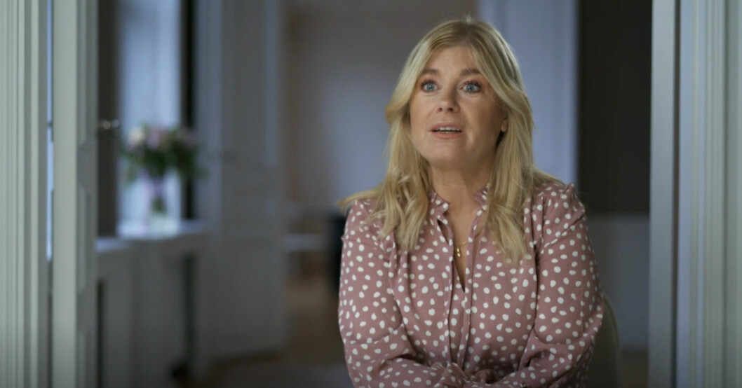 Pernilla förklarar att hon aldrig hade gissat att det var Theo bakom masken.