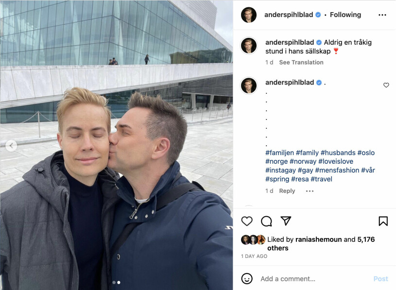 Anders Pihlblad laddar upp en bild på Instagram när han pussar Henrik Alsterdal på kinden