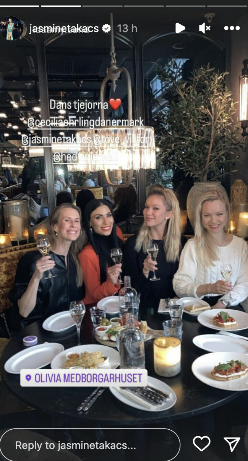 En bild från Let's Dance-dansaren Jasmine Takács Instagram-story när hon är på restaurang med tre tjejer