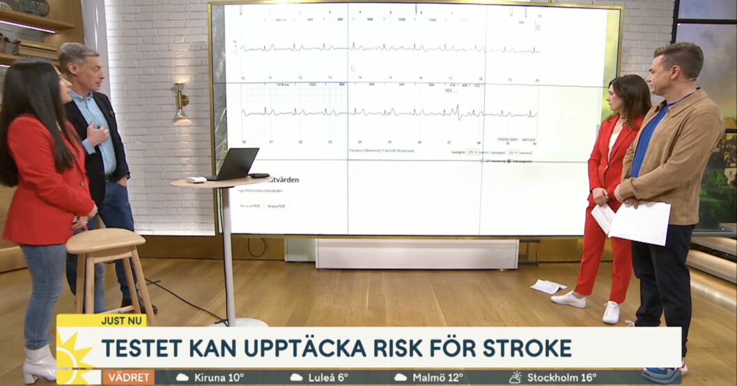 Anders Pihlblad och Maria Forsblom tittar på ett EGK i Nyhetsmorgon